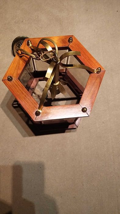 candeeiro em latão oxidado e madeira