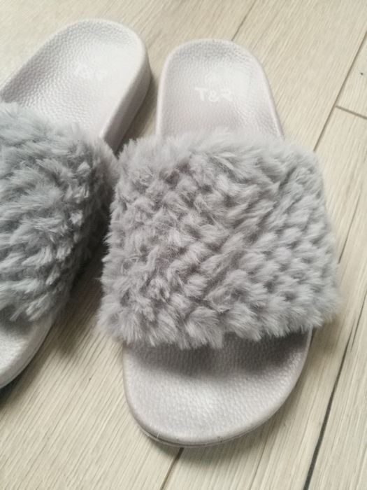 Nowe klapki z futerkiem 38