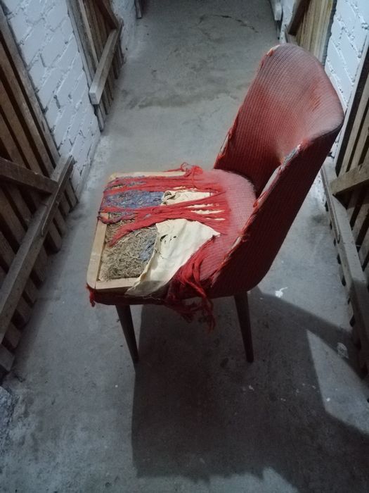 Sprzedam krzesło typu prl do renowacji.