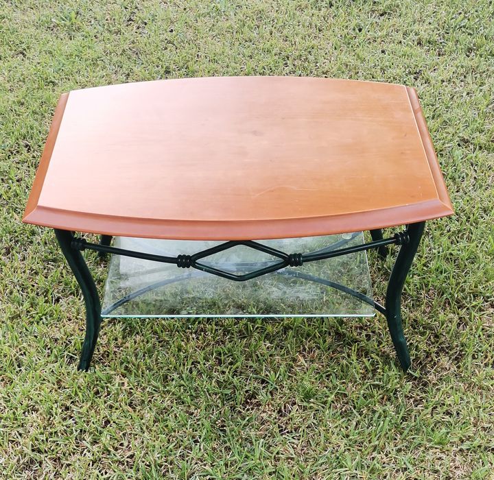 Mesa de centro estrutura metálica com tampo em madeira e prateleira