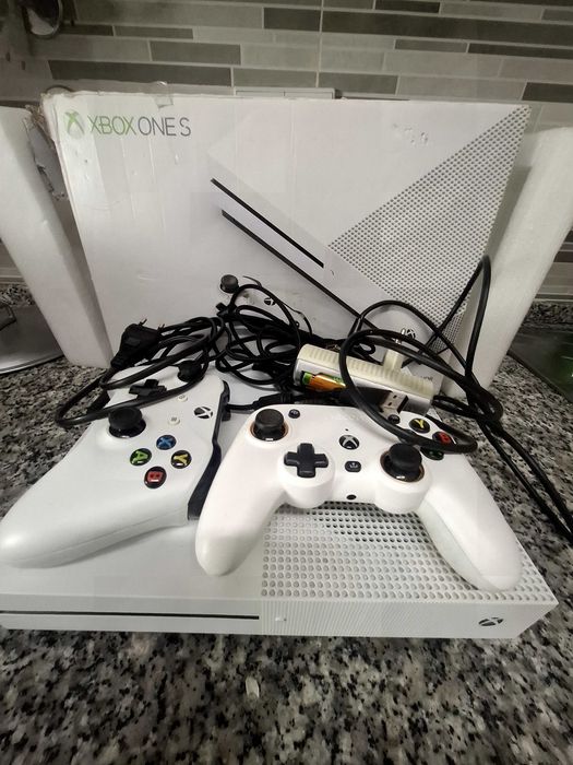X box one. 2 controles novos
