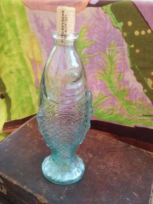 Garrafa de vidro em forma de peixe