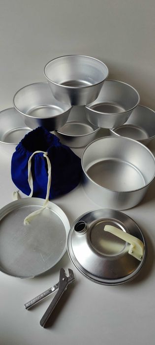 Zestaw naczyń turystycznych, naczynia campingowe, menażka turystyczna