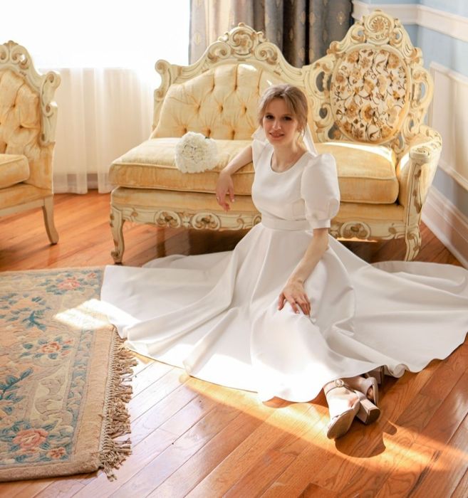 Атласна  сукня молочного кольору