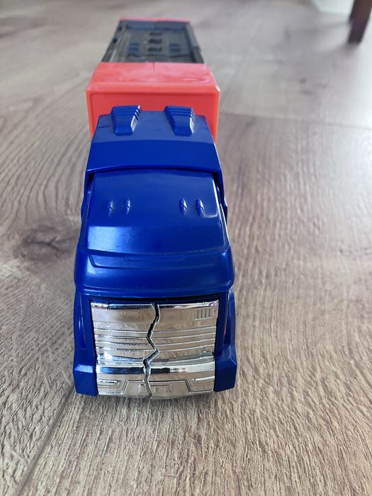 Hot wheels laweta ciężarówka z kraksą