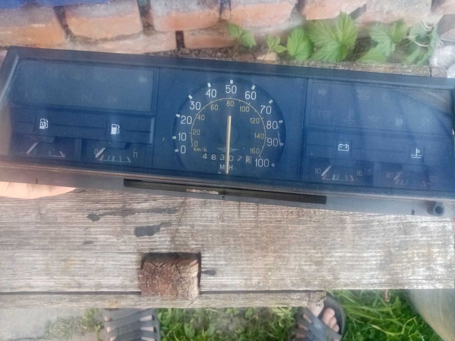 Панель приладів на легковий авто.