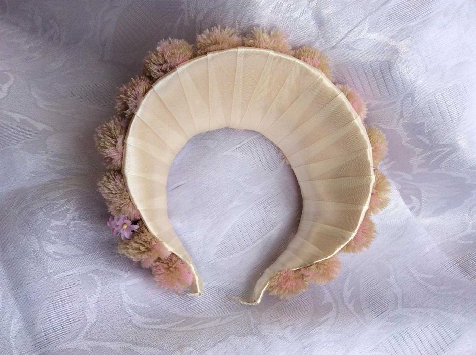 Віночок ручної роботи з помпонами та трояндами яскравий пухнатий ніжни