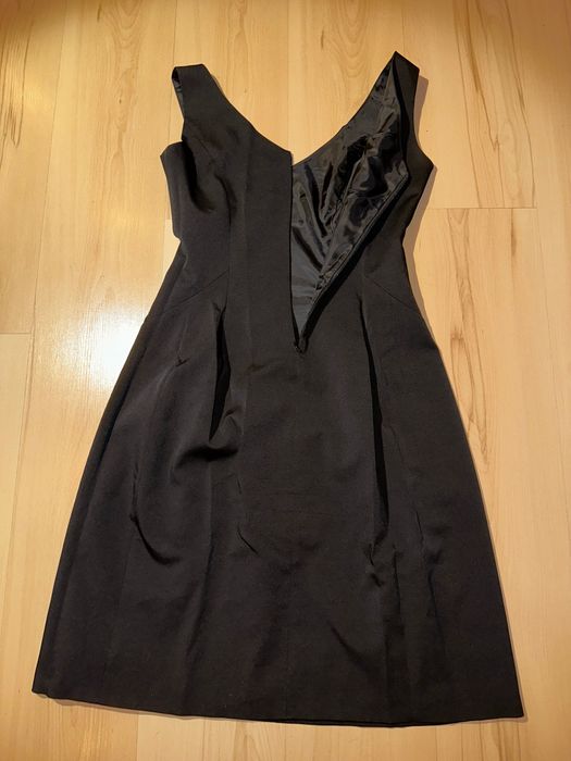 Aggi sukienka midi czarny satynowy bez ramion