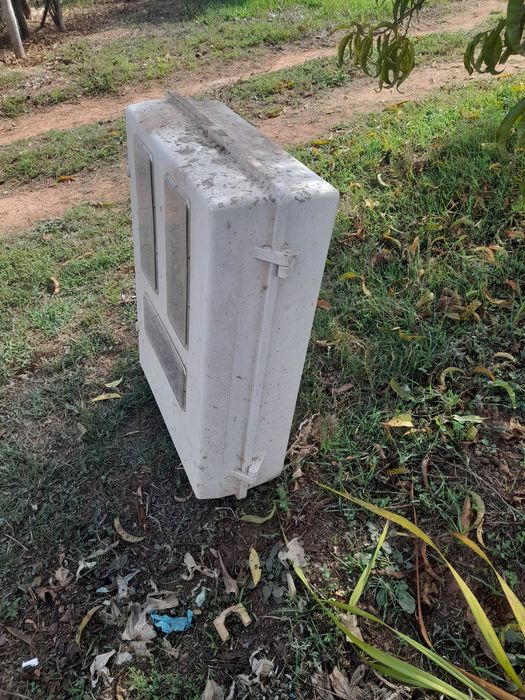 Caixa para quadro de obras com dijuntores e tomadas