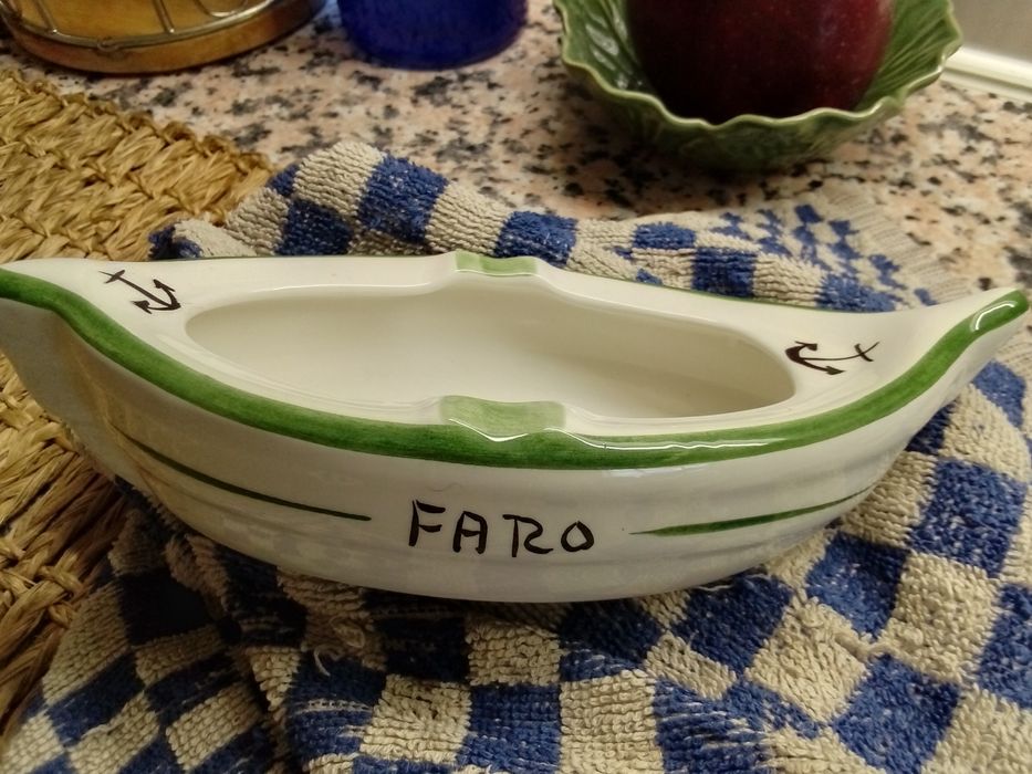 Cinzeiro com forma de barco