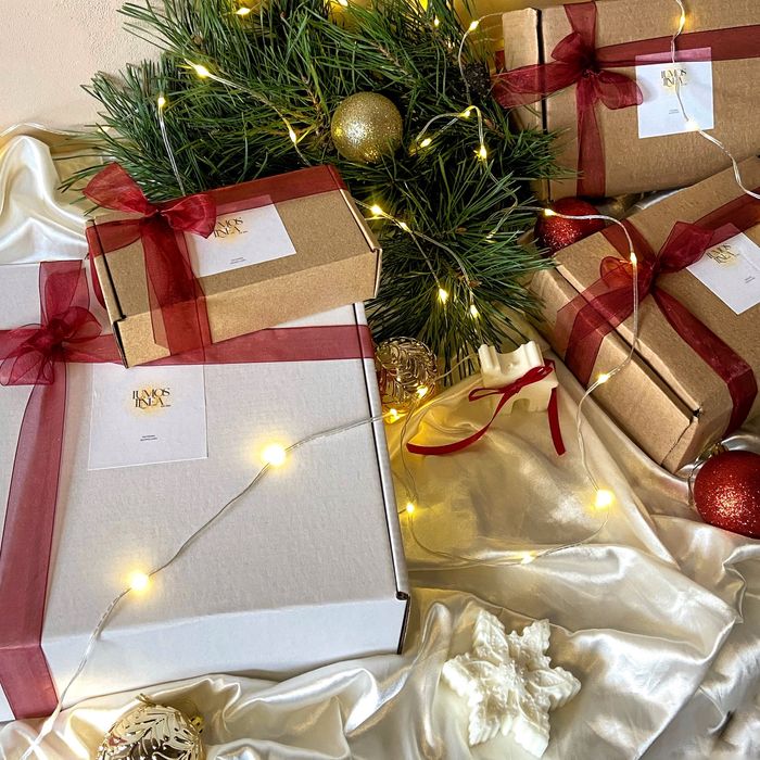 Подарунковий бокс - крем-мед, чай, настільний календар, свічка, саше