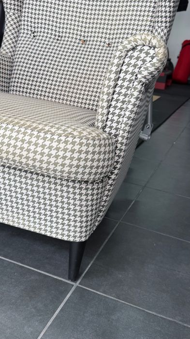 IKEA poltrona preta e branca