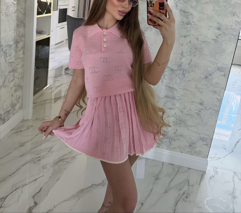 Розовый костюм Chanel юбка и поло
