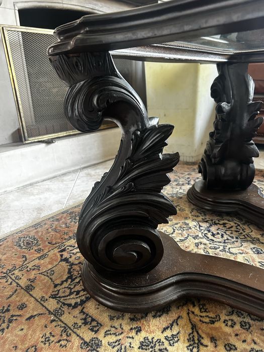 Mesa de centro com pernas trabalhadas
