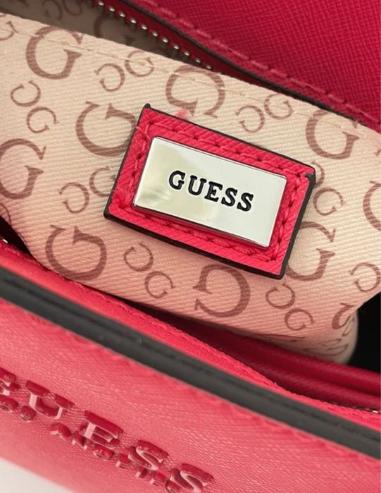Mala rosa para usar a tiracolo ou na mao da Guess