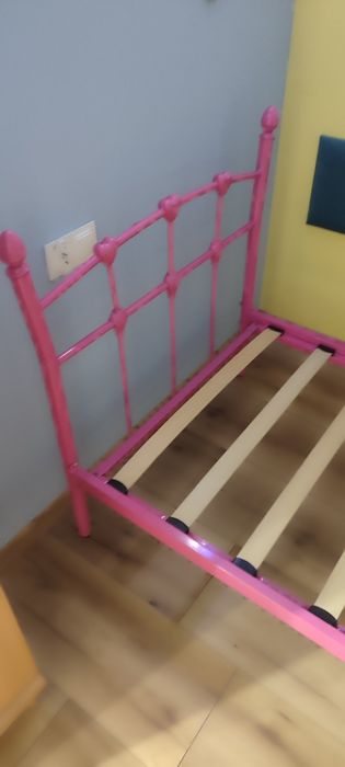 Różowe metalowe łóżko dla dziewczynki z materacem i gratisy