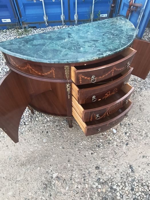 Komoda w stylu neoklasycznym