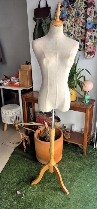 Manequim  para loja ou casa . Base de madeira.