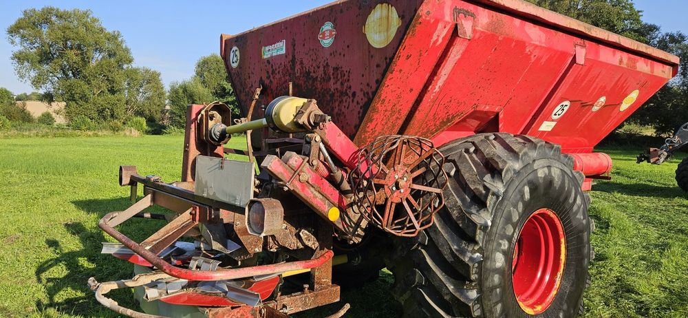 Rozsiewacz wapna bredal 10 ton.
