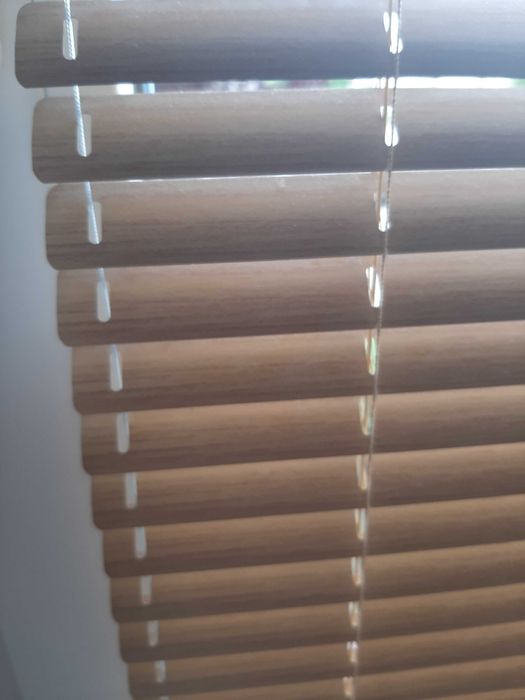 Żaluzja aluminiowa naokienna w kolorze drewna