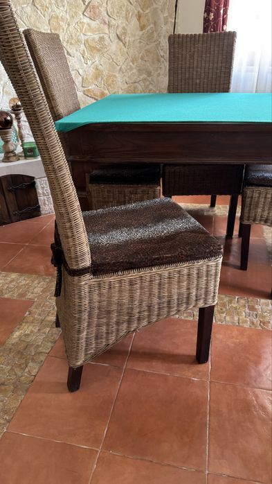 Mesa (Jogo)  madeira mogno maciço e 4 cadeiras rotim com coxim