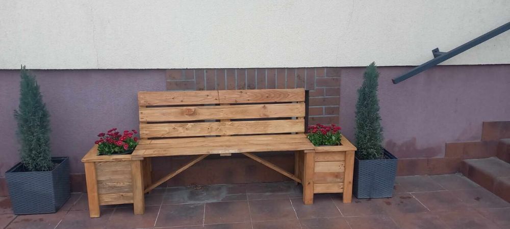 Ławka ogrodowa z donicami