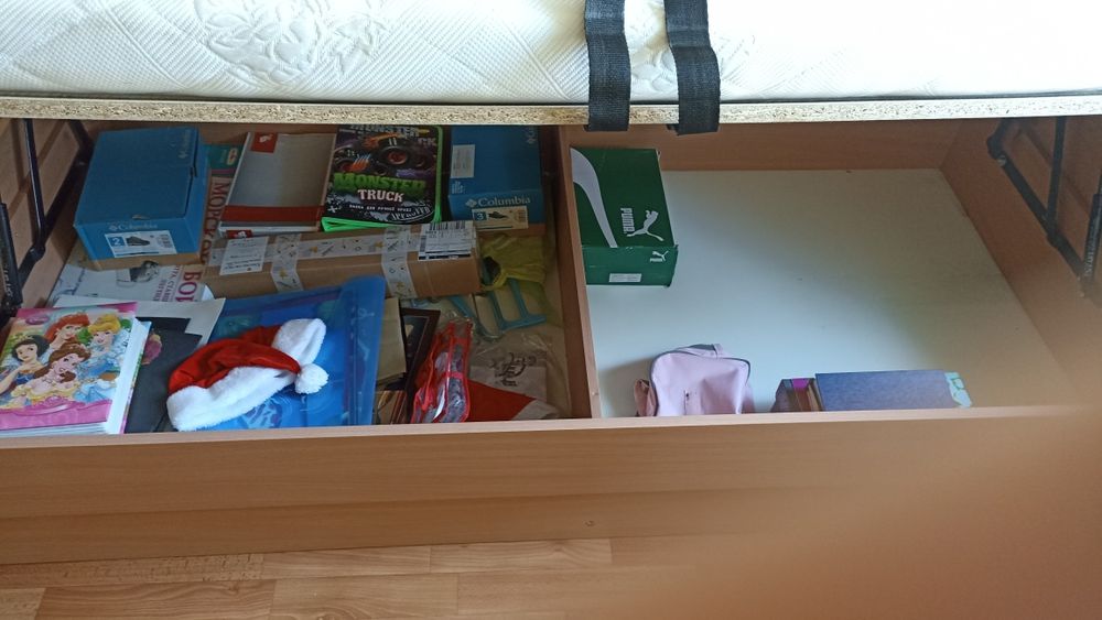 Дерев'яна кровать з нішею і ортопедичним матрацом