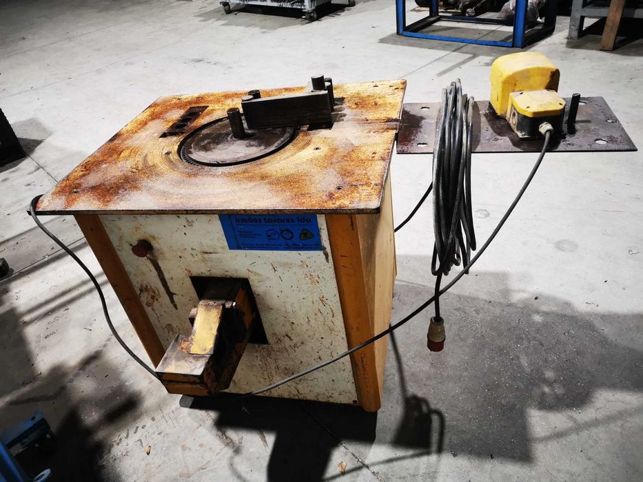 Máquina de cortar e virar ferro