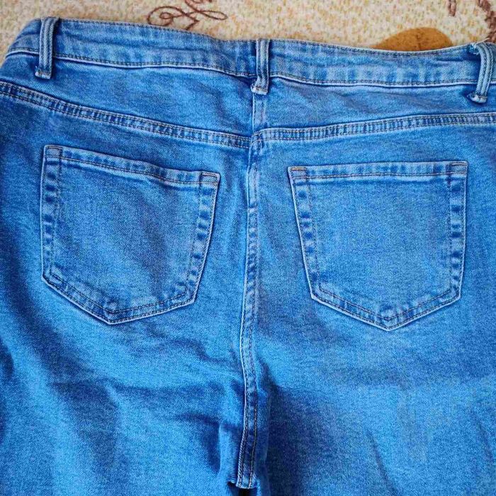 Джинси модні в кльош великого розміру.