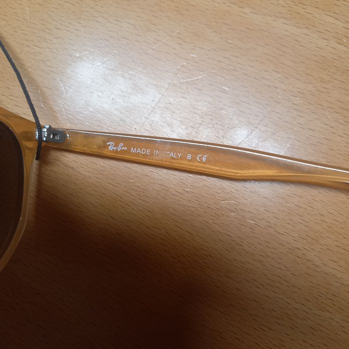 Óculos ray-ban com etiqueta