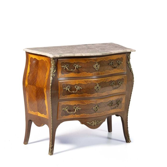 Cómoda estilo Luís XV