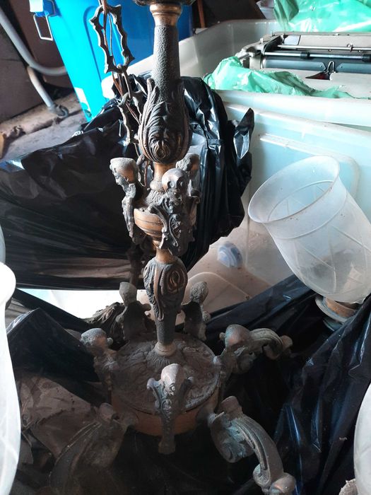 Vendo candeeiro de tecto em ferro muito antigo