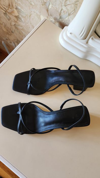 Босоніжки чорні від H&M