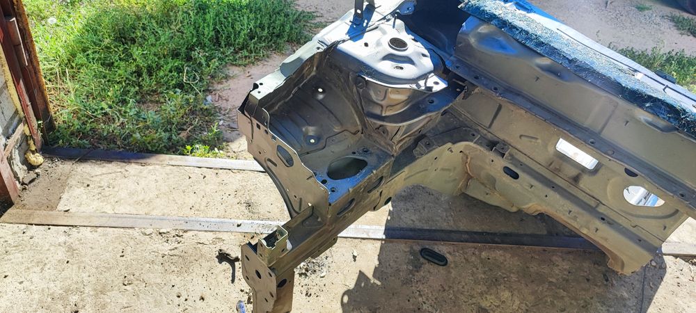 Продам четверть Рено Флюенс