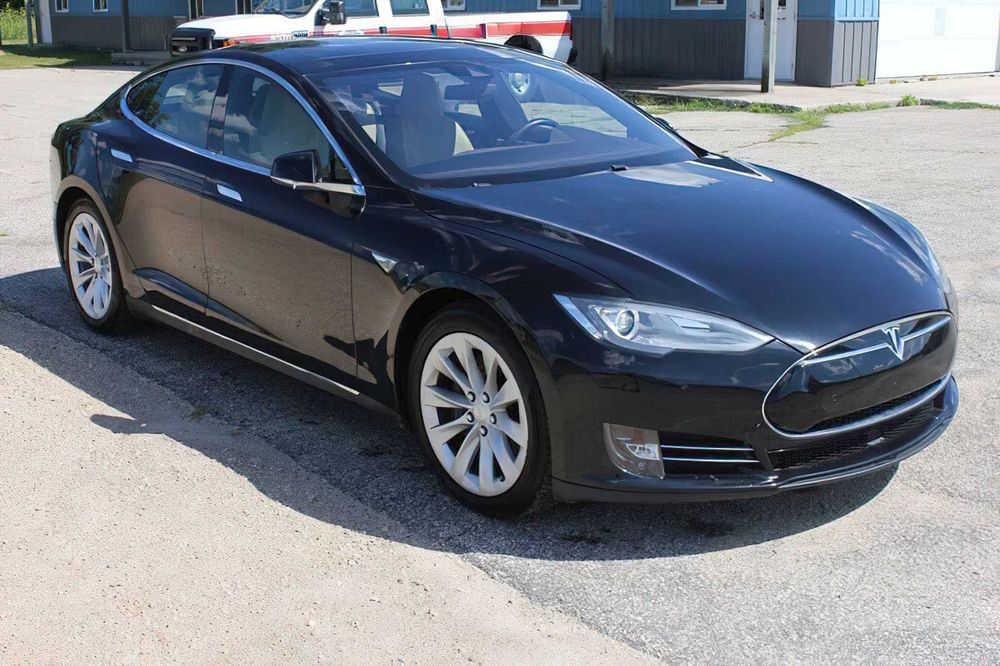 Tesla Model S P85D      2016