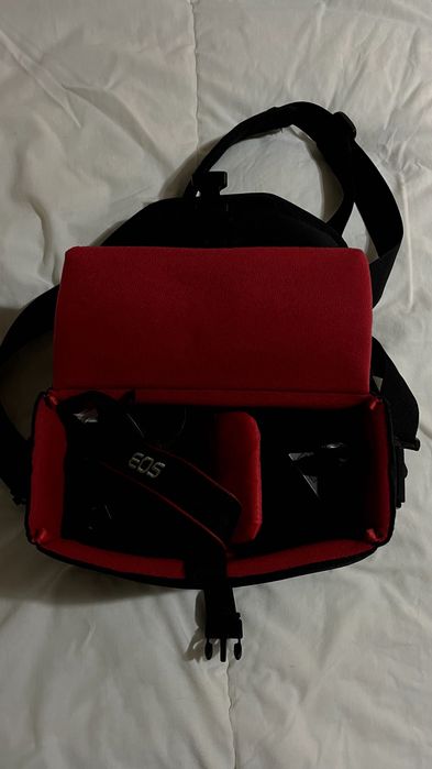 Canon EOS 250D com bolsa e acessórios. Muito bom estado.