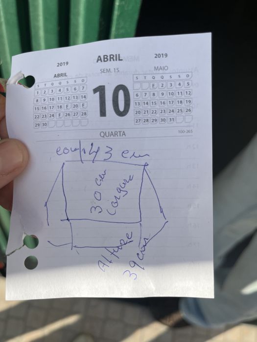 Mesa pequenina em madeira e vidro