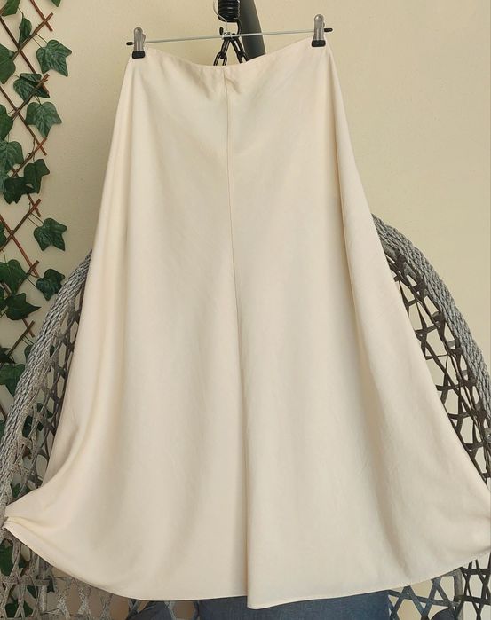 Saia midi da Nova coleção da Zara 2025 na cor baunilha