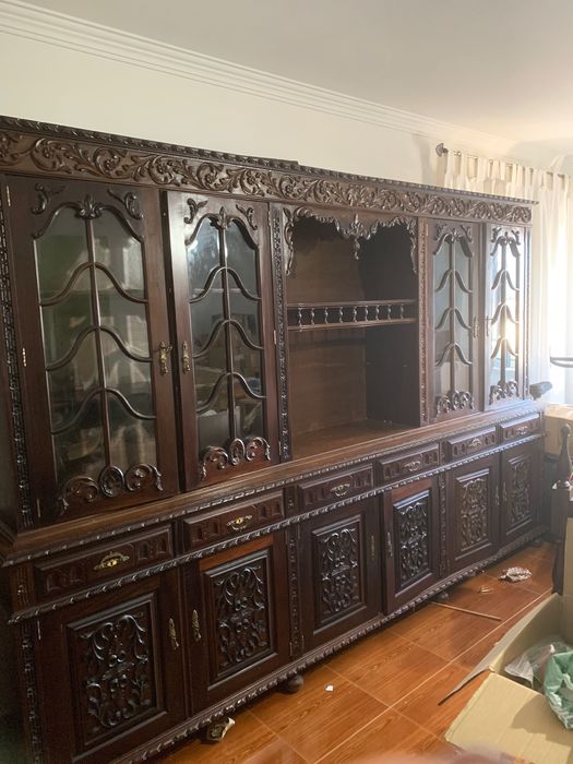 Mesa cadeira e cristaleira
