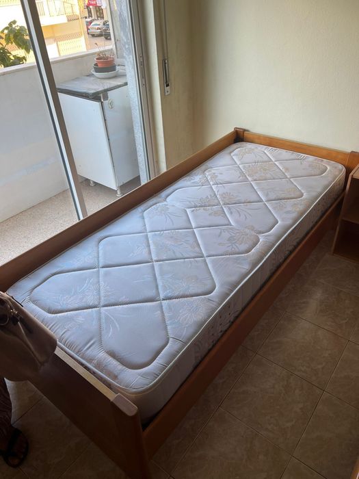 Cama, colchão, Mesa de cabeceira e candeeiro