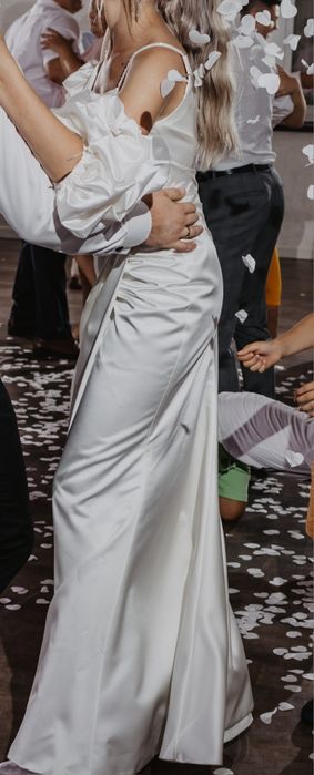 Satynowa suknia ślubna z trenem
