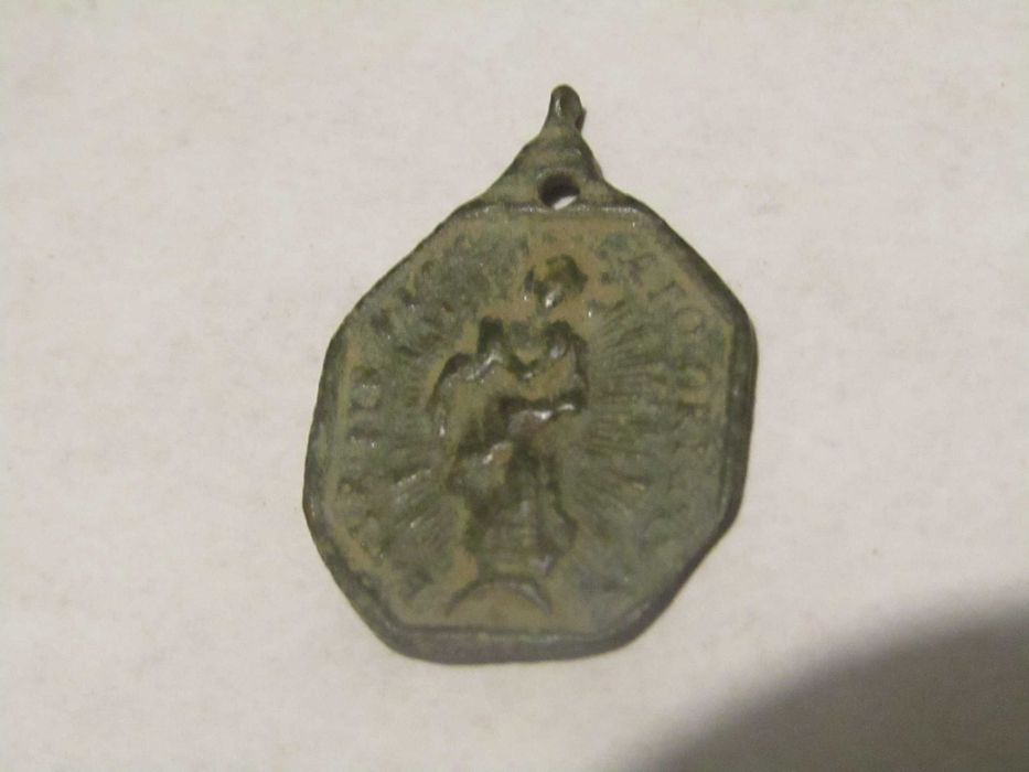 Medalha religiosa octogonal em bronze do século XVII-XVIII