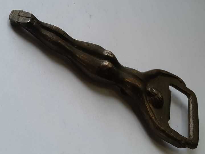 Бронзовая старая открывалка