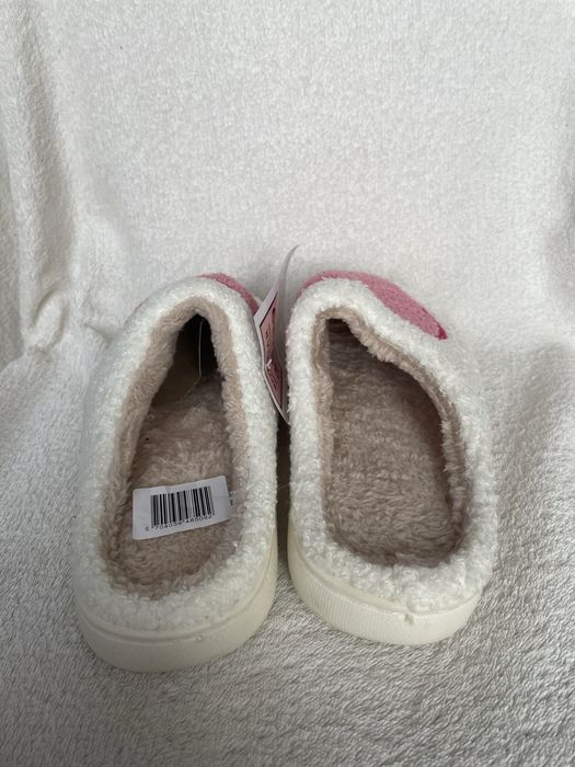 Śliczne miękkie ciepłe kapcie w serduszka