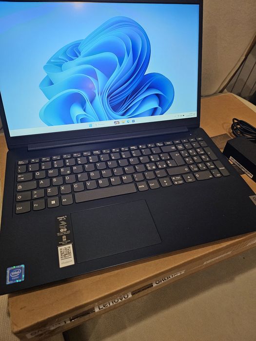 Computador Portátil Lenovo com Windows 11 NOVO