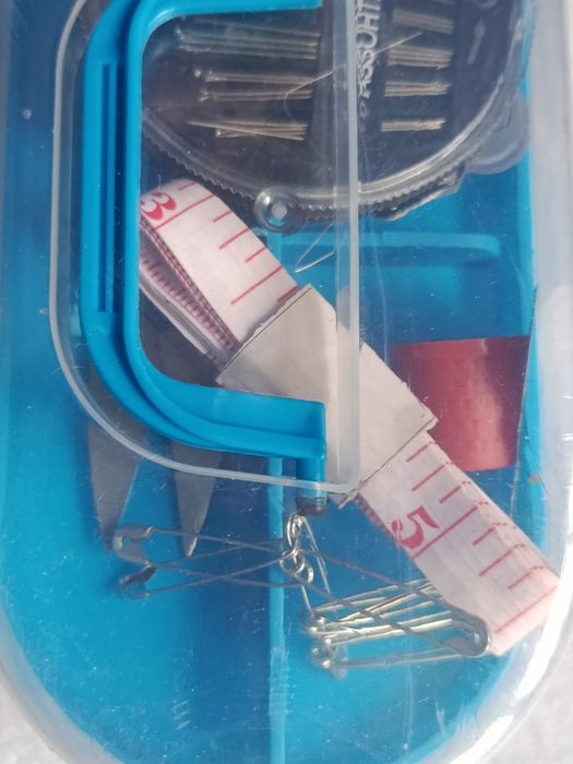 Набор для шитья,нитки, иголки и др.