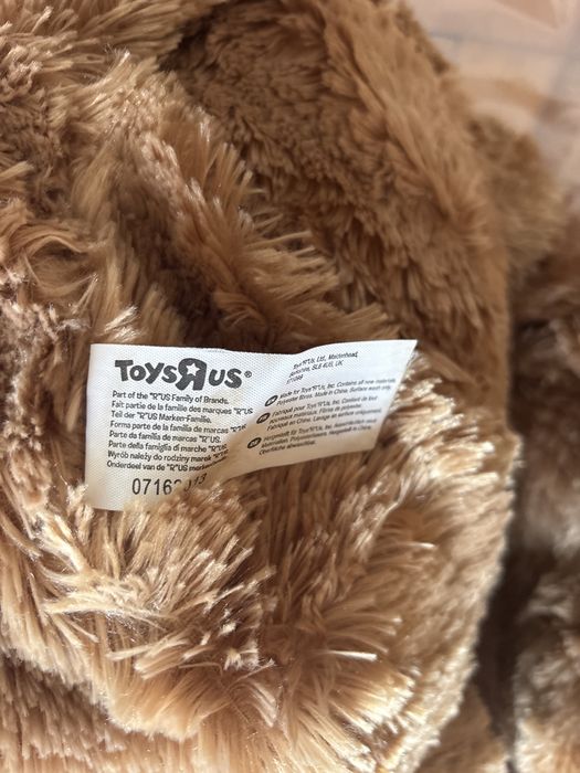 Urso de peluche ToysRus com 120cm de altura