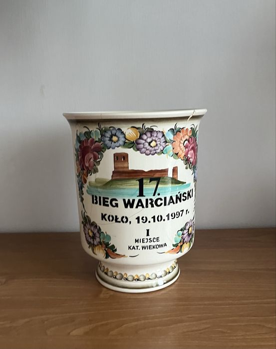 Wazon wykonany w technice fajansu