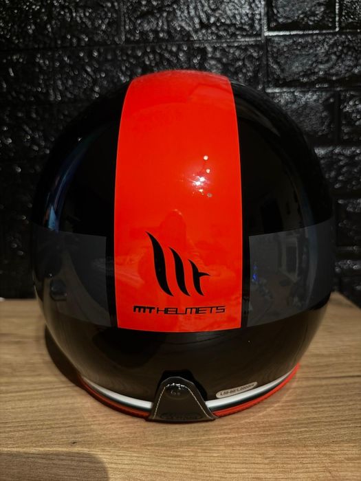 Capacete, com óculos sol