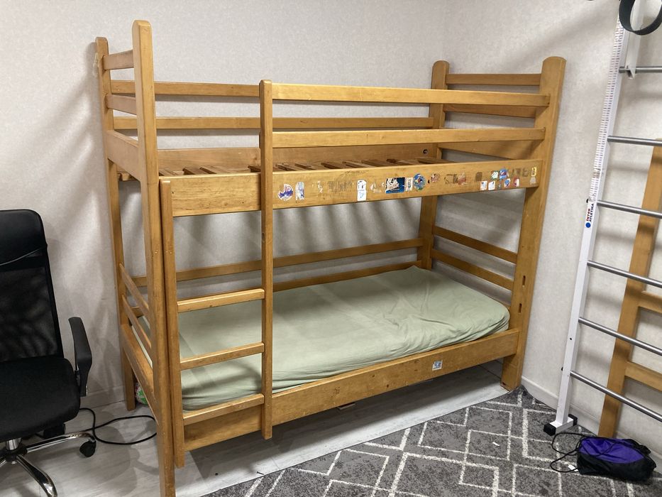 Продам Кровать двухъярусную, дерево